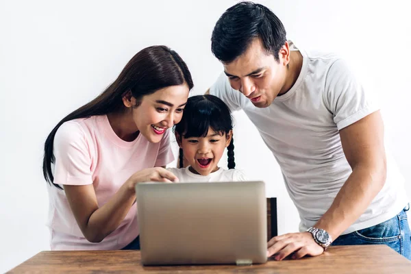 Felice padre di famiglia e madre con figlia seduta e alla ricerca — Foto Stock