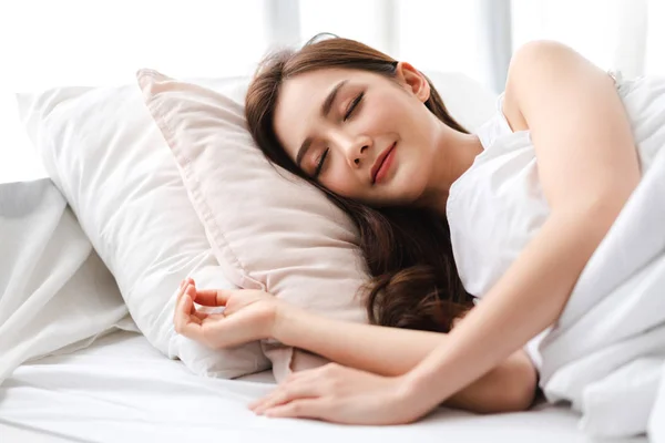 Портрет спящей молодой женщины Азии наслаждаться и расслабиться лежа на т — стоковое фото