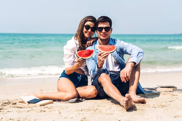 Amantes românticos jovem casal relaxante segurando e comendo uma fatia — Fotografia de Stock