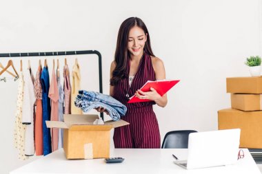Genç kadın serbest çalışan kobİ iş online alışveriş ve 