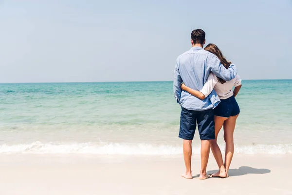 Gli amanti romantici giovane coppia rilassante insieme sulla b tropicale — Foto Stock