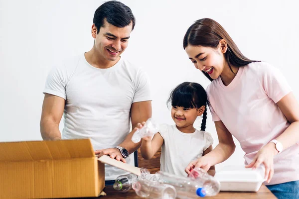 Glad leende familj ha kul att sätta tom återvinning plast — Stockfoto