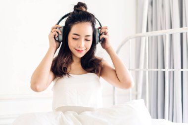 Güzel genç asya kadın hea ile müzik dinlerken rahatlatıcı