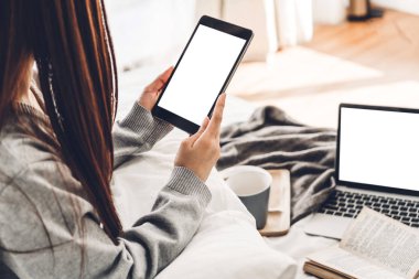 Kadın rahatlatıcı ve beyaz mock ile dijital tablet bilgisayar kullanma