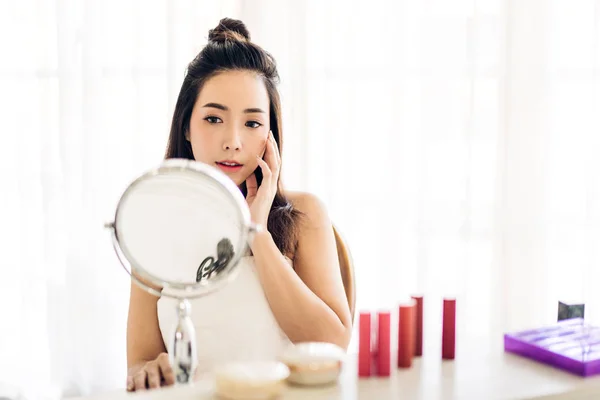 Mosolygó fiatal gyönyörű ázsiai nő friss egészséges bőr keres o — Stock Fotó