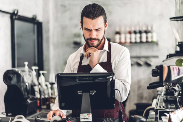 Portret przystojnego Brodaty Barista człowiek mały właściciel firmy wo — Zdjęcie stockowe