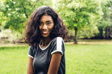 Gülen uluslararası kadın öğrenciler veya gençler uni parkta