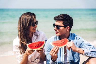 Romantik aşıklar genç çift rahatlatıcı tutarak ve bir dilim yeme