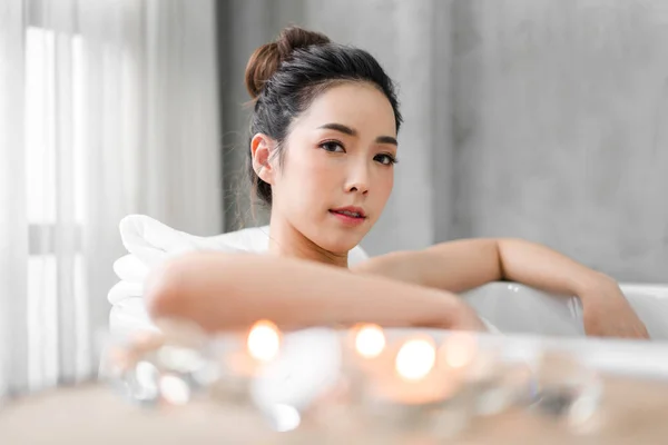 Belle jeune femme asiatique profiter de détente prendre un bain avec bourgeon — Photo