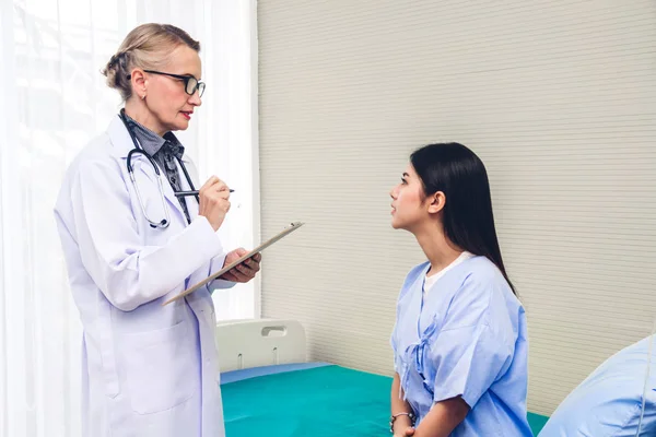 Doktor, kadın hastayı doktorlar hakkında tartışmak ve danışmak — Stok fotoğraf