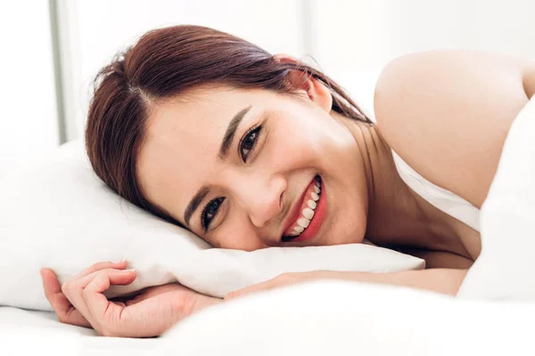 Retrato de mulher asiática desfrutar e relaxar na cama no quarto em — Fotografia de Stock