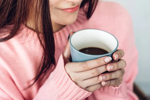 Mulher bebendo café no quarto pela manhã — Fotografia de Stock