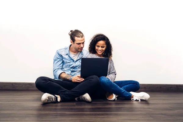 Heureux couple souriant assis détendre travailler et utiliser la technologie pour — Photo