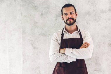 Yakışıklı sakallı barista adam küçük işletme sahibi sm portresi
