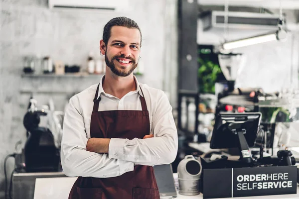 Retrato de barista barbudo bonito homem pequeno empresário sm — Fotografia de Stock