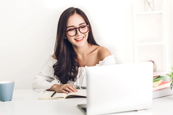 Chica estudiante sentada y estudiando y aprendiendo en línea con lapto — Foto de Stock