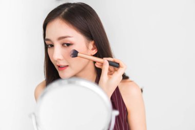 Gülümseyen genç güzel Asyalı kadın taze sağlıklı cilt o arıyor