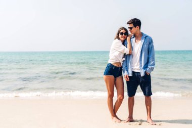 Romantik aşıklar genç çift tropikal b birlikte rahatlatıcı