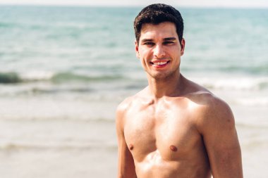 Kaslı fit vücut gösteren gülümseyen yakışıklı seksi adam Portresi 