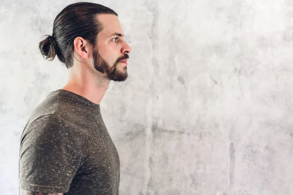 Retrato de hombre hipster barbudo guapo sonriendo con espacio de copia — Foto de Stock