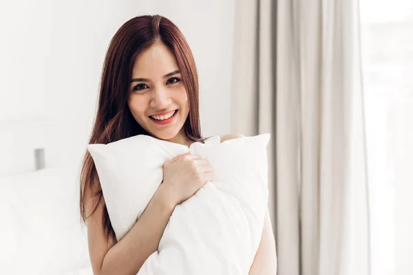 Retrato de sorriso feliz mulher asiática desfrutar e relaxar na cama em — Fotografia de Stock