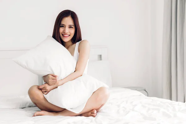 Retrato de sonrisa feliz mujer asiática disfrutar y relajarse en la cama en —  Fotos de Stock