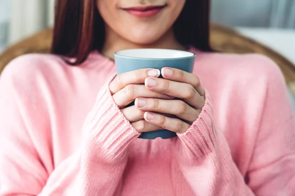 Mulher bebendo café no quarto pela manhã — Fotografia de Stock