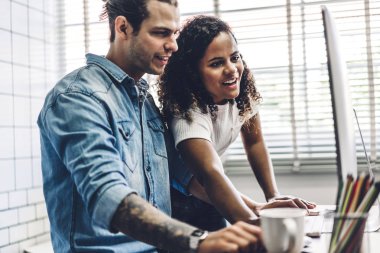 Çalışma ve strateji dizüstü bilgisayar ile tartışan iki iş adamları 