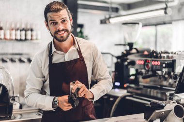 Yakışıklı sakallı barista adam küçük işletme sahibi wo portresi