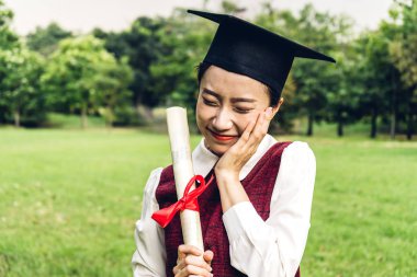 Diplom ile öğrenci genç kadın ve bekar lık önlükbaşarılı
