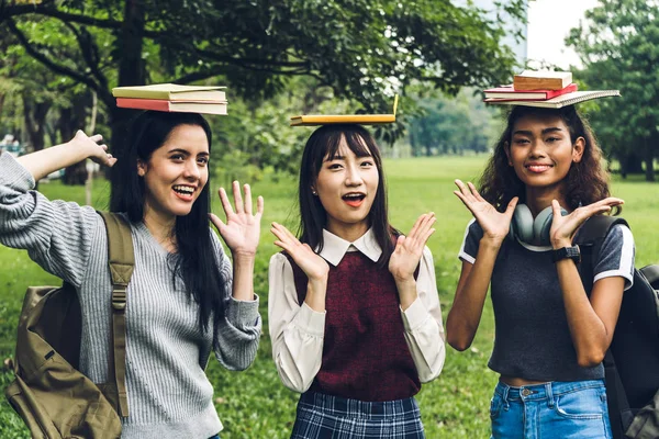 Grupp av leende internationella studenter eller tonåringar stående Wi — Stockfoto