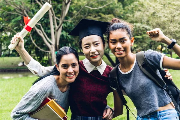 学生の若い女性とディプロムと独身のガウンの成功 — ストック写真