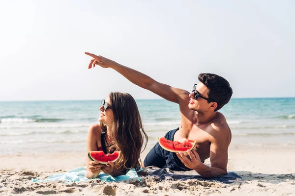 Amantes românticos jovem casal relaxante segurando e comendo uma fatia — Fotografia de Stock