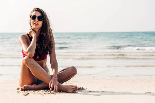 Porträtt av leende kvinna avslappning i röd bikini på Tropic — Stockfoto