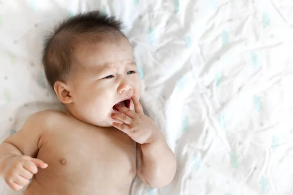 Baby Boy sír fáradt és éhes fehér ágyban otthon — Stock Fotó