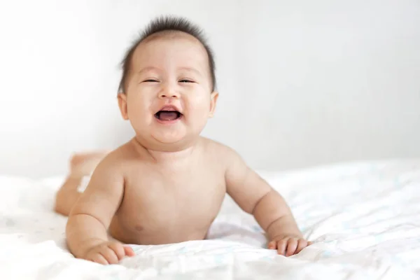 Portré boldog mosoly baba pihent az ágyon — Stock Fotó