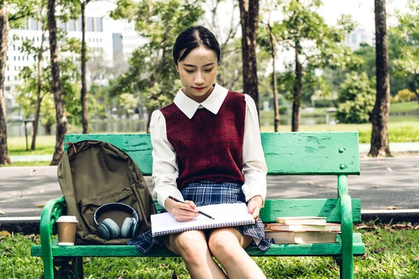 Estudiantes mujer joven relajarse y leer un libro en el parque —  Fotos de Stock