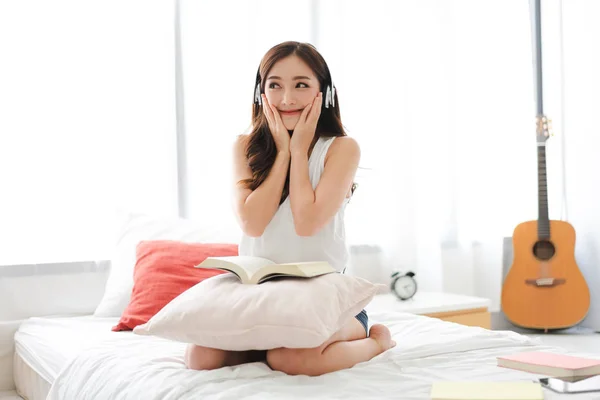 Beautiful young asia woman relaxing listening to music with  hea — Stock Photo, Image