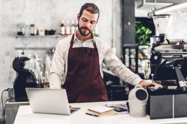Yakışıklı sakallı barista adam küçük işletme sahibi wo portresi