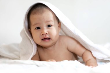 Banyo dan sonra havlu altında rahatlatıcı mutlu gülümseme bebek Portresi 