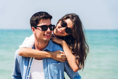 Romantik aşıklar genç çift tropikal b birlikte rahatlatıcı
