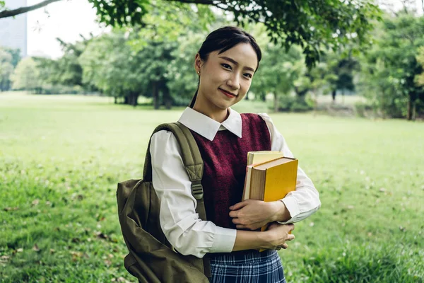 公園に立つ留学生やティーンエイジャーの笑顔 — ストック写真