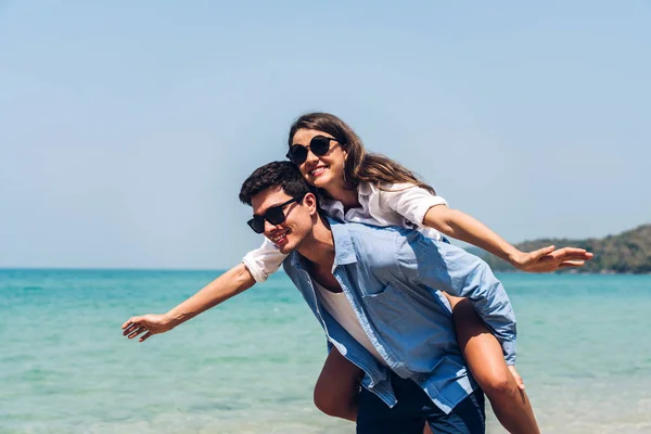 Romantic lovers young couple relaxing together on the tropical b — Stock Photo, Image