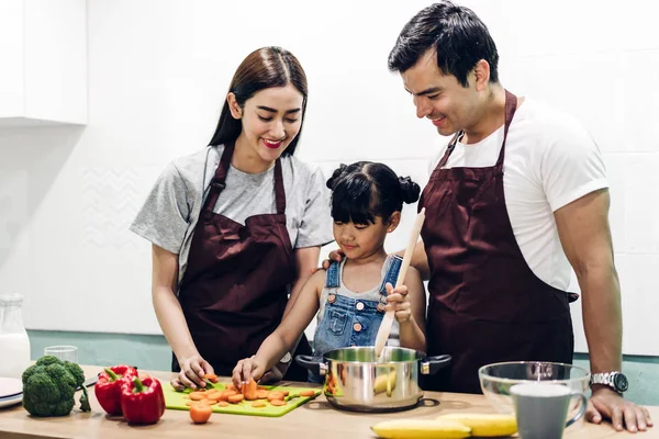 Mutlu aile baba ve kızı pişirme ve prepari ile anne — Stok fotoğraf