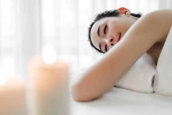 Bela jovem beleza tratamento da pele relaxante deitado sobre a — Fotografia de Stock