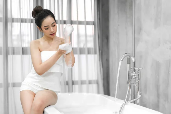 Красива молода Азія жінка подобається розслабляючий приймаючи ванну з буп — стокове фото