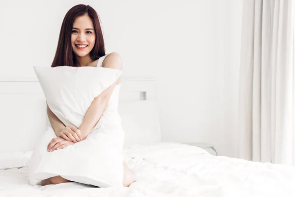 Retrato de sonrisa feliz mujer asiática disfrutar y relajarse en la cama en —  Fotos de Stock