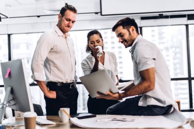 Strateji ve documen tartışırken gündelik iş grubu çalışma