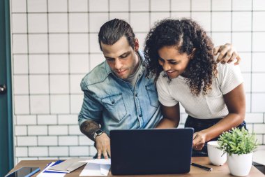 Birlikte dizüstü bilgisayar ile çalışan mutlu gülümseyen çift .crea