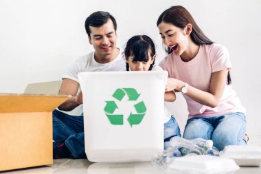 Mutlu gülümseyen aile boş geri dönüşüm plastik koyarak eğlenmek 